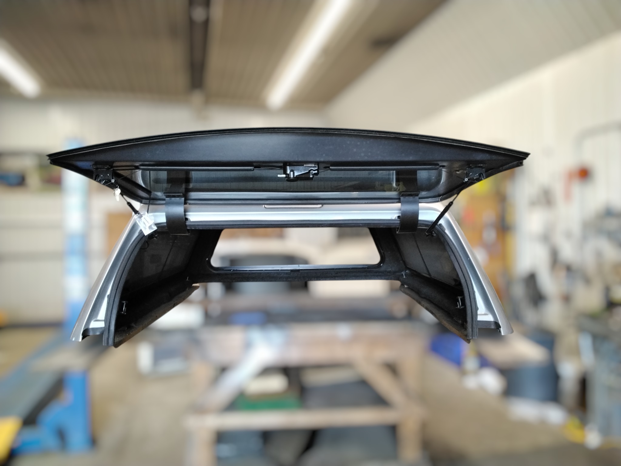 Dodge Ram 6'4 PSC Billet Silver Leer100XQ Truck Cap 3 Dodge Ram 6'4 PSC Billet Silver Leer100XQ Truck Cap - Image 3