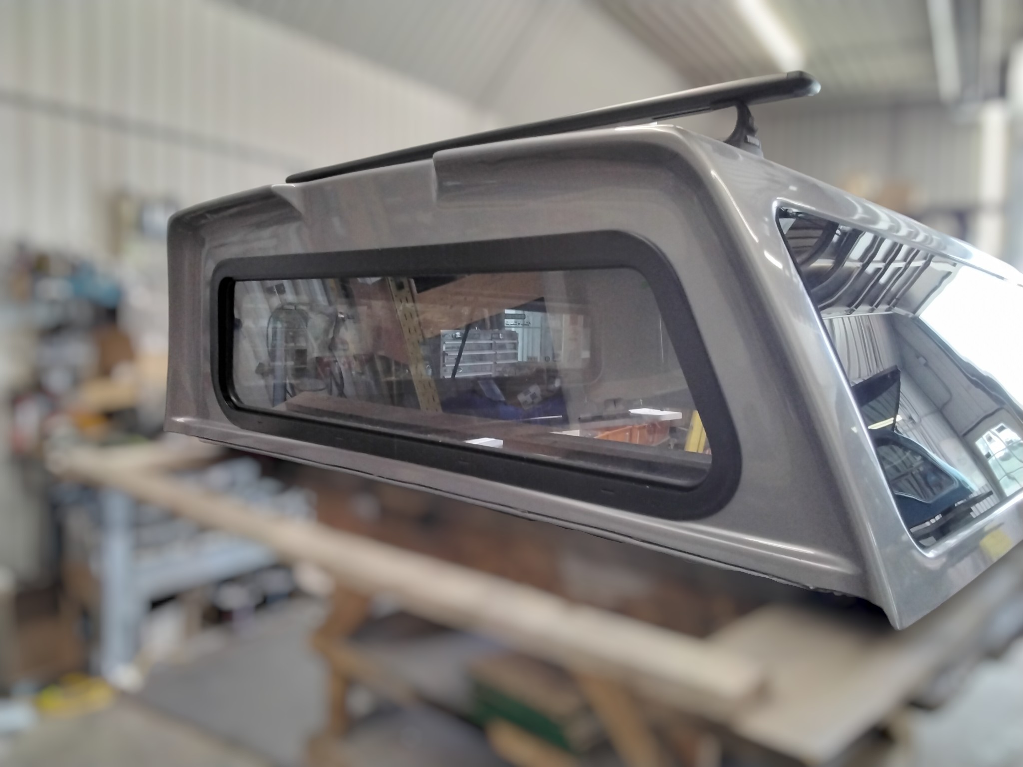 Dodge Ram 6'4 PSC Billet Silver Leer100XQ Truck Cap 4 Dodge Ram 6'4 PSC Billet Silver Leer100XQ Truck Cap - Image 4
