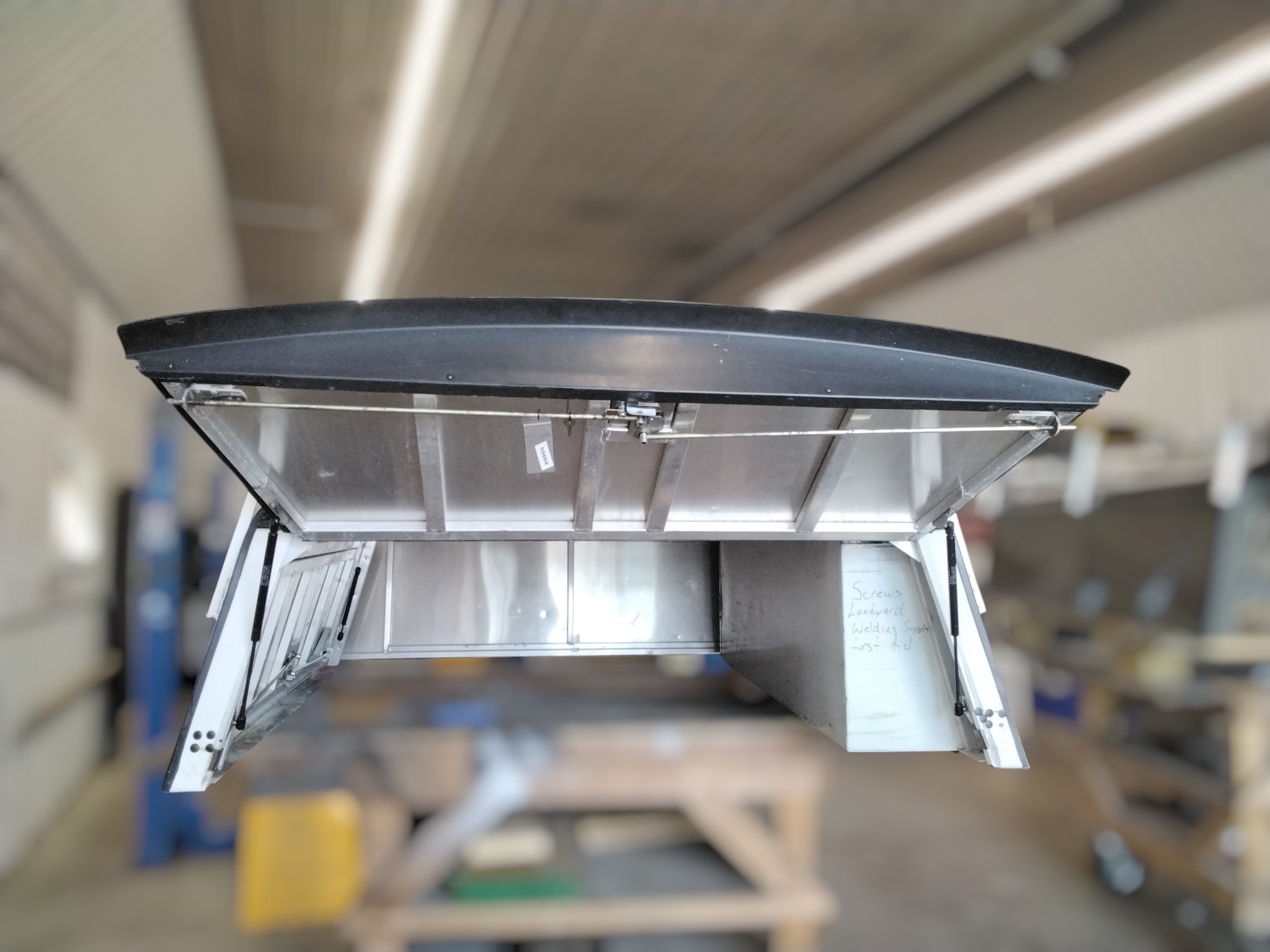 Dodge Ram 5'7 White Swiss HDU Contractor Truck Cap 6 Dodge Ram 5'7 White Swiss HDU Contractor Truck Cap - Image 6