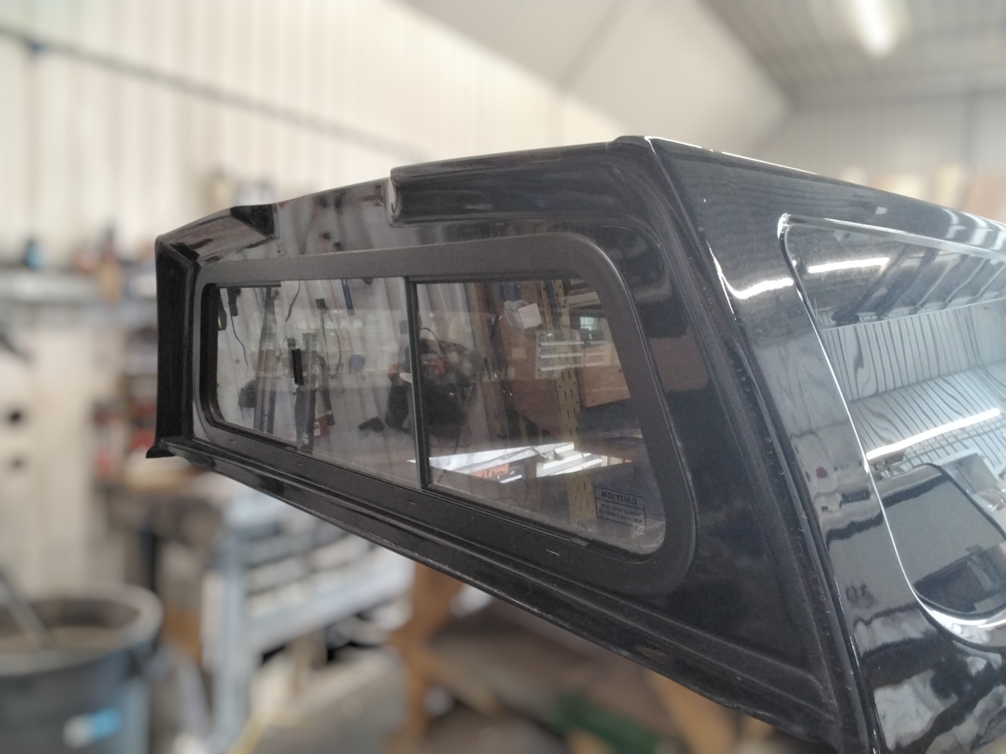 2021 - 2026 Ford F150 6'6 UM Agate Black Leer100XQ Truck Cap 4 2021 - 2026 Ford F150 6'6 UM Agate Black Leer100XQ Truck Cap - Image 4