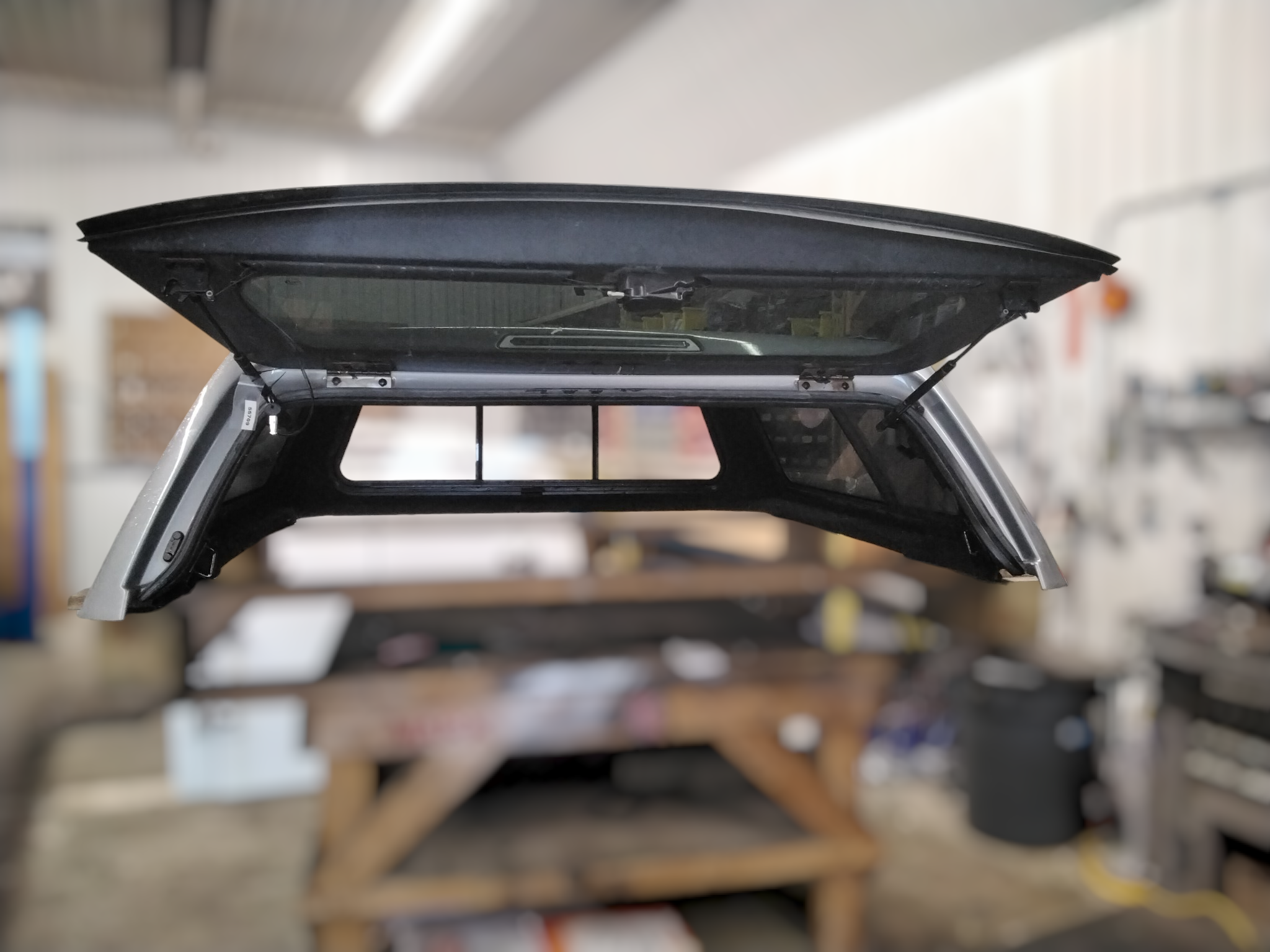 GMC Sierra 1500 5'8 G9K Satin Steel Leer100XL Truck Cap 3 GMC Sierra 1500 5'8 G9K Satin Steel Leer100XL Truck Cap - Image 3