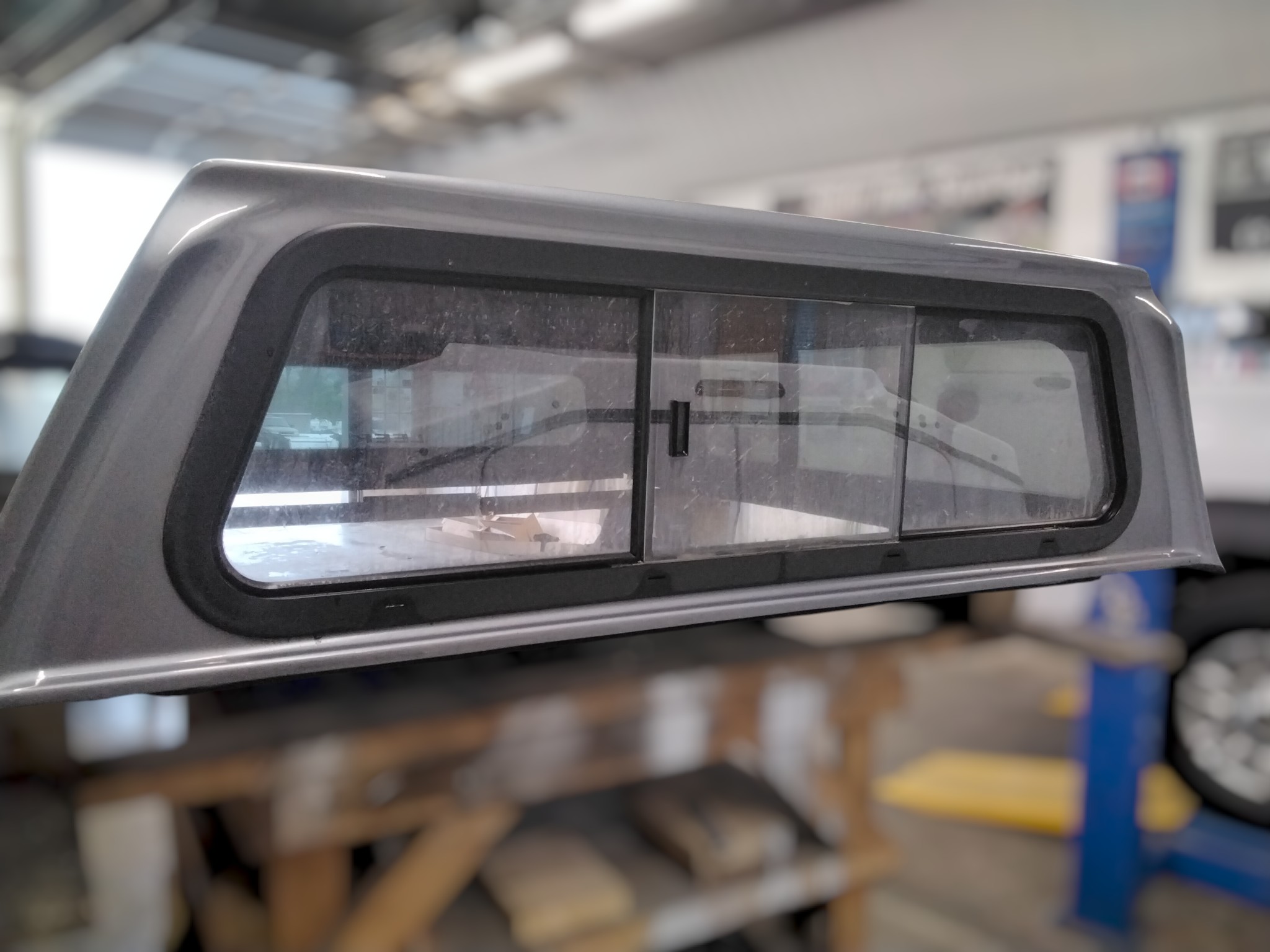 GMC Sierra 1500 5'8 G9K Satin Steel Leer100XL Truck Cap 4 GMC Sierra 1500 5'8 G9K Satin Steel Leer100XL Truck Cap - Image 4