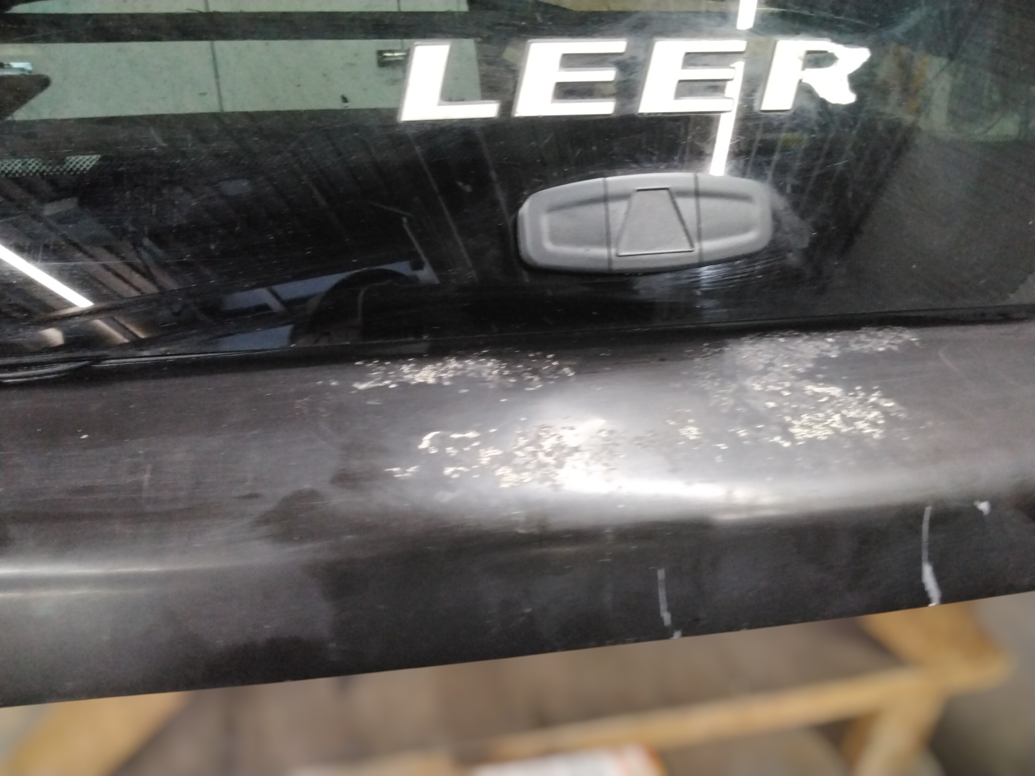 GMC Sierra 1500 5'8 G9K Satin Steel Leer100XL Truck Cap 5 GMC Sierra 1500 5'8 G9K Satin Steel Leer100XL Truck Cap - Image 5