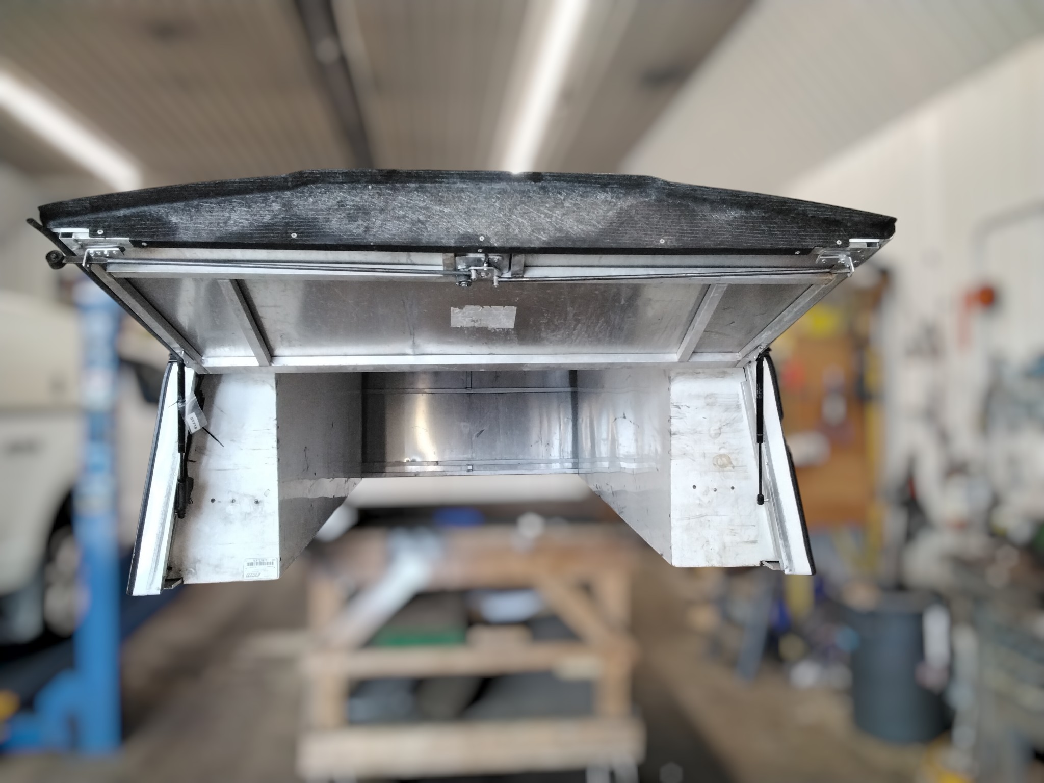 2017 - 2022 Ford Superduty 8' White ARE Contractor Truck Cap 3 2017 - 2022 Ford Superduty 8' White ARE Contractor Truck Cap - Image 3