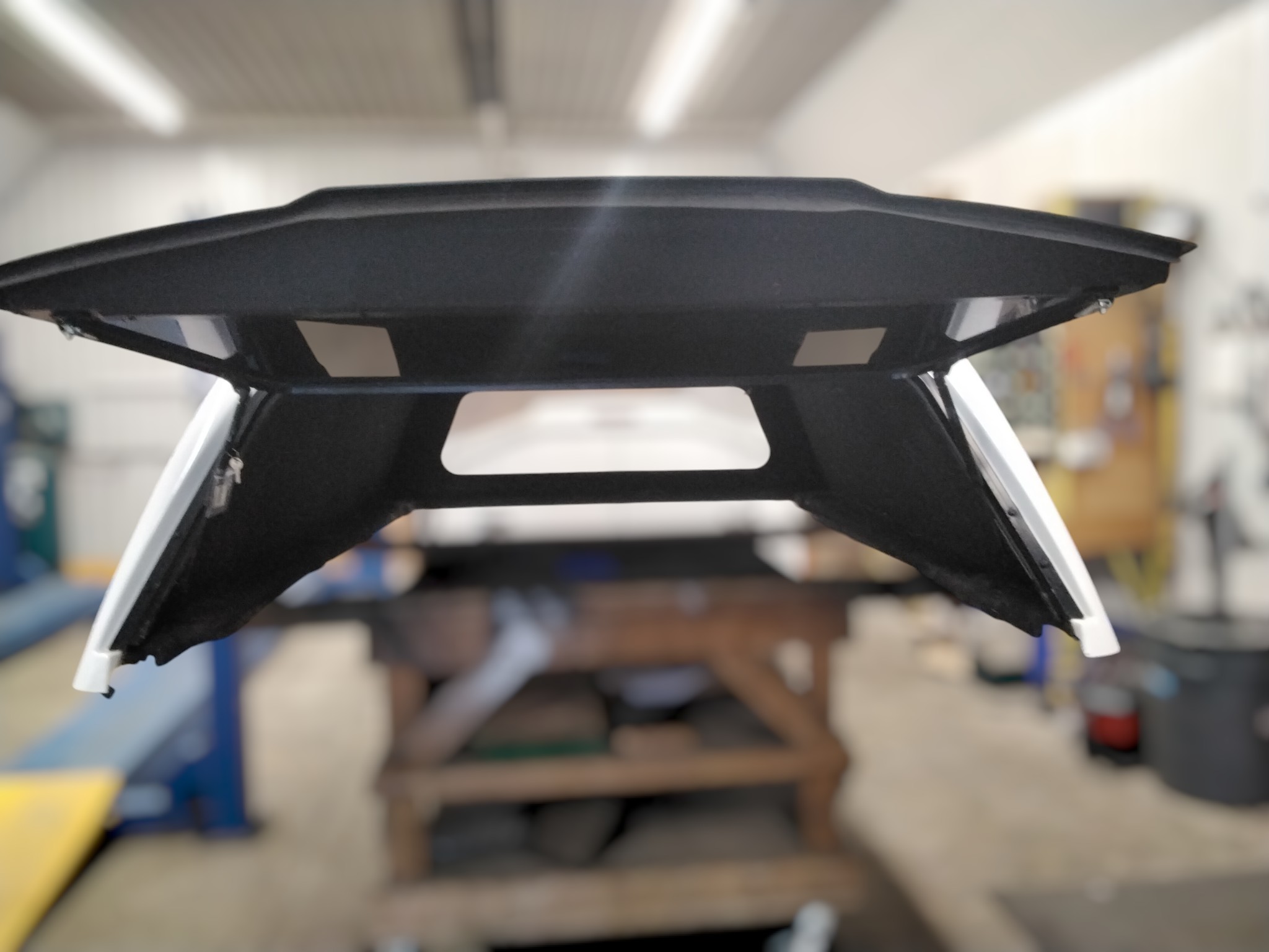 2017 - 2022 Ford Superduty 8' YZ White Leer100RCC Truck Cap 3 2017 - 2022 Ford Superduty 8' YZ White Leer100RCC Truck Cap - Image 3