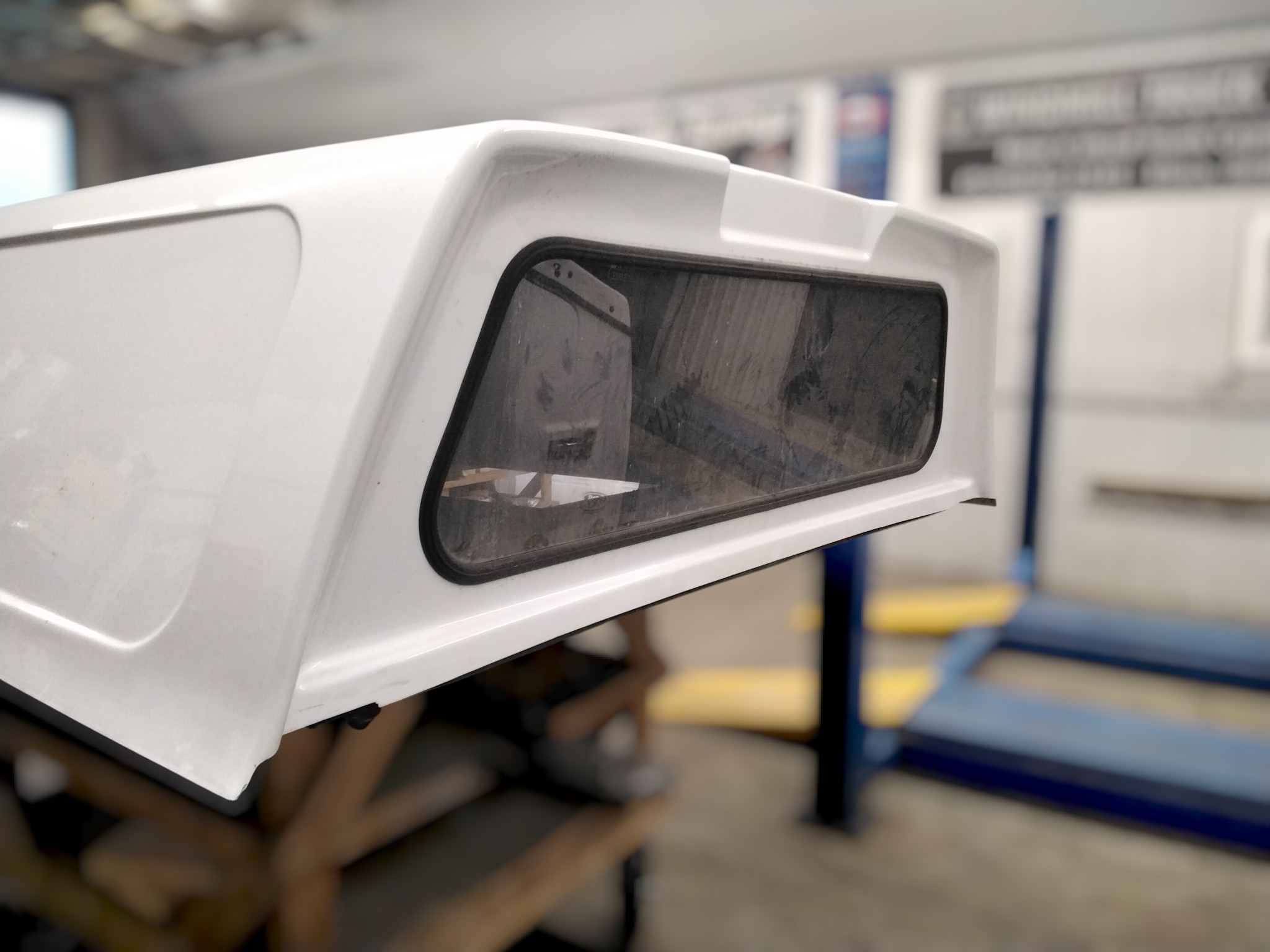 2017 - 2022 Ford Superduty 8' YZ White Leer100RCC Truck Cap 4 2017 - 2022 Ford Superduty 8' YZ White Leer100RCC Truck Cap - Image 4