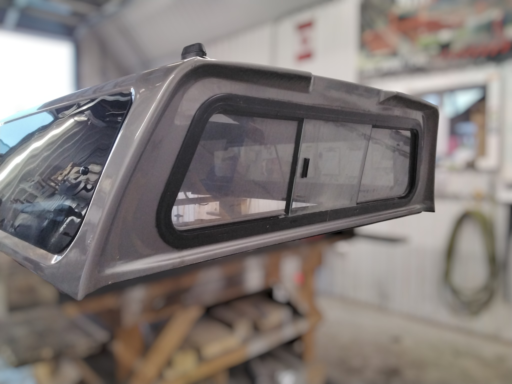 GMC Sierra 6'6 16 Dark Grey Metallic Leer100XQ Truck Cap 4 GMC Sierra 6'6 16 Dark Grey Metallic Leer100XQ Truck Cap - Image 4