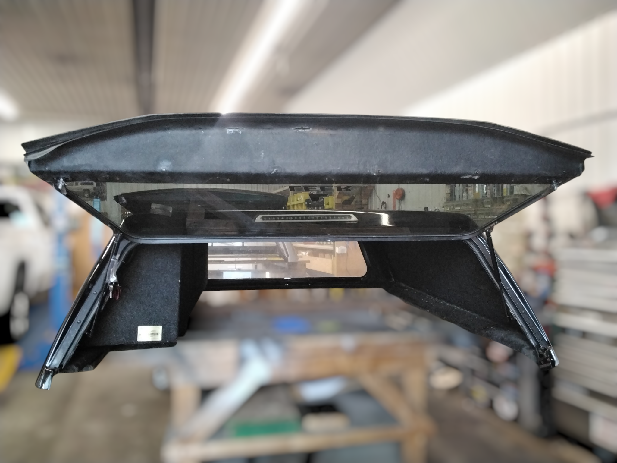 2015 - 2020 Ford F150 6'6 G1 Shadow Black Leer100RCC Truck Cap 3 2015 - 2020 Ford F150 6'6 G1 Shadow Black Leer100RCC Truck Cap - Image 3