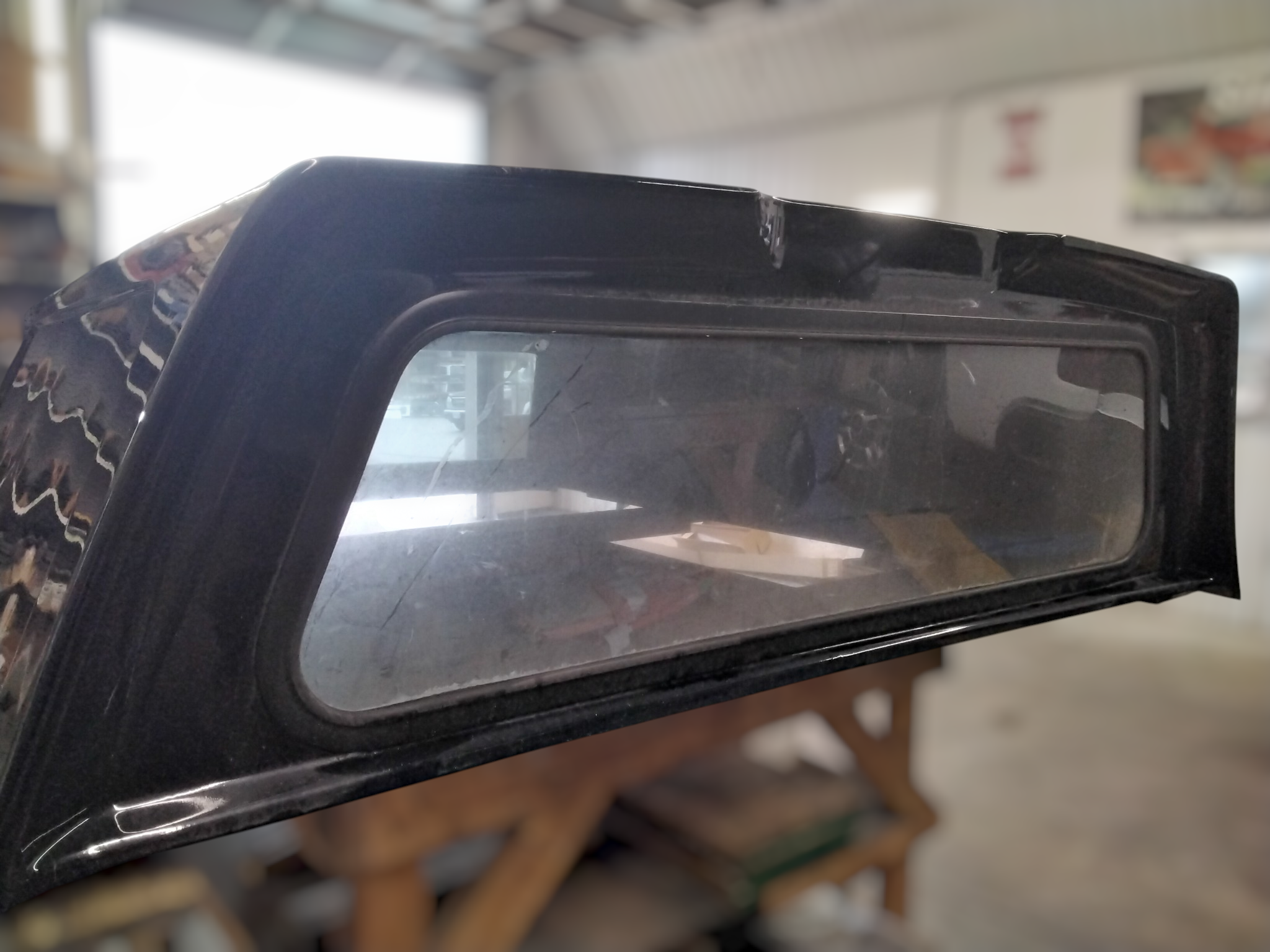 2015 - 2020 Ford F150 6'6 G1 Shadow Black Leer100RCC Truck Cap 4 2015 - 2020 Ford F150 6'6 G1 Shadow Black Leer100RCC Truck Cap - Image 4