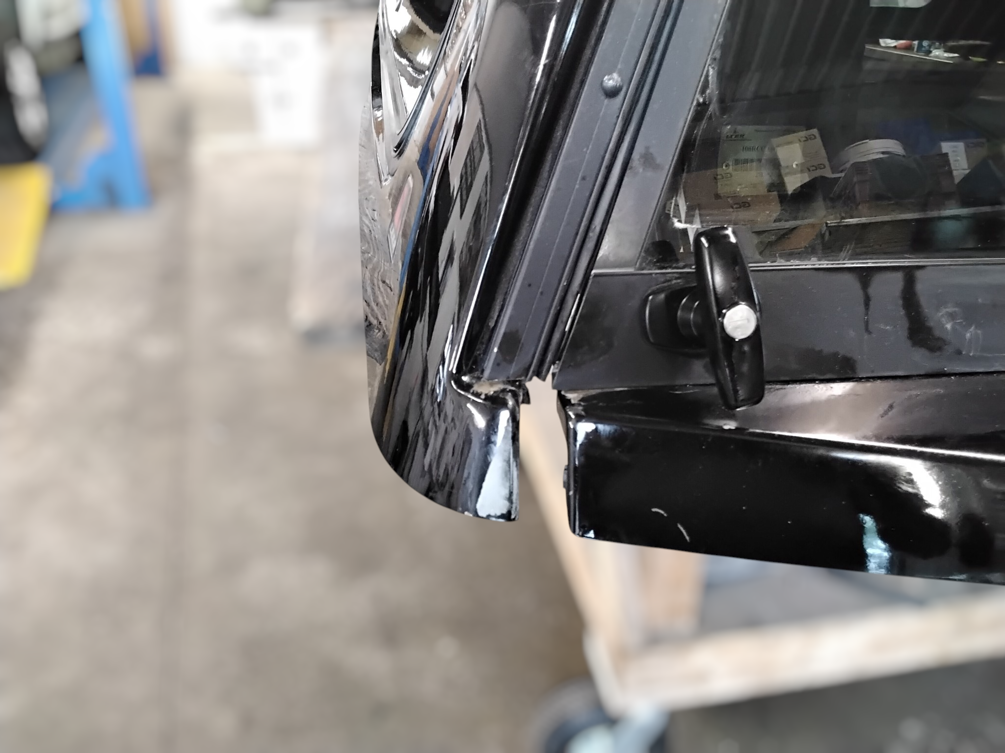 2015 - 2020 Ford F150 6'6 G1 Shadow Black Leer100RCC Truck Cap 6 2015 - 2020 Ford F150 6'6 G1 Shadow Black Leer100RCC Truck Cap - Image 6