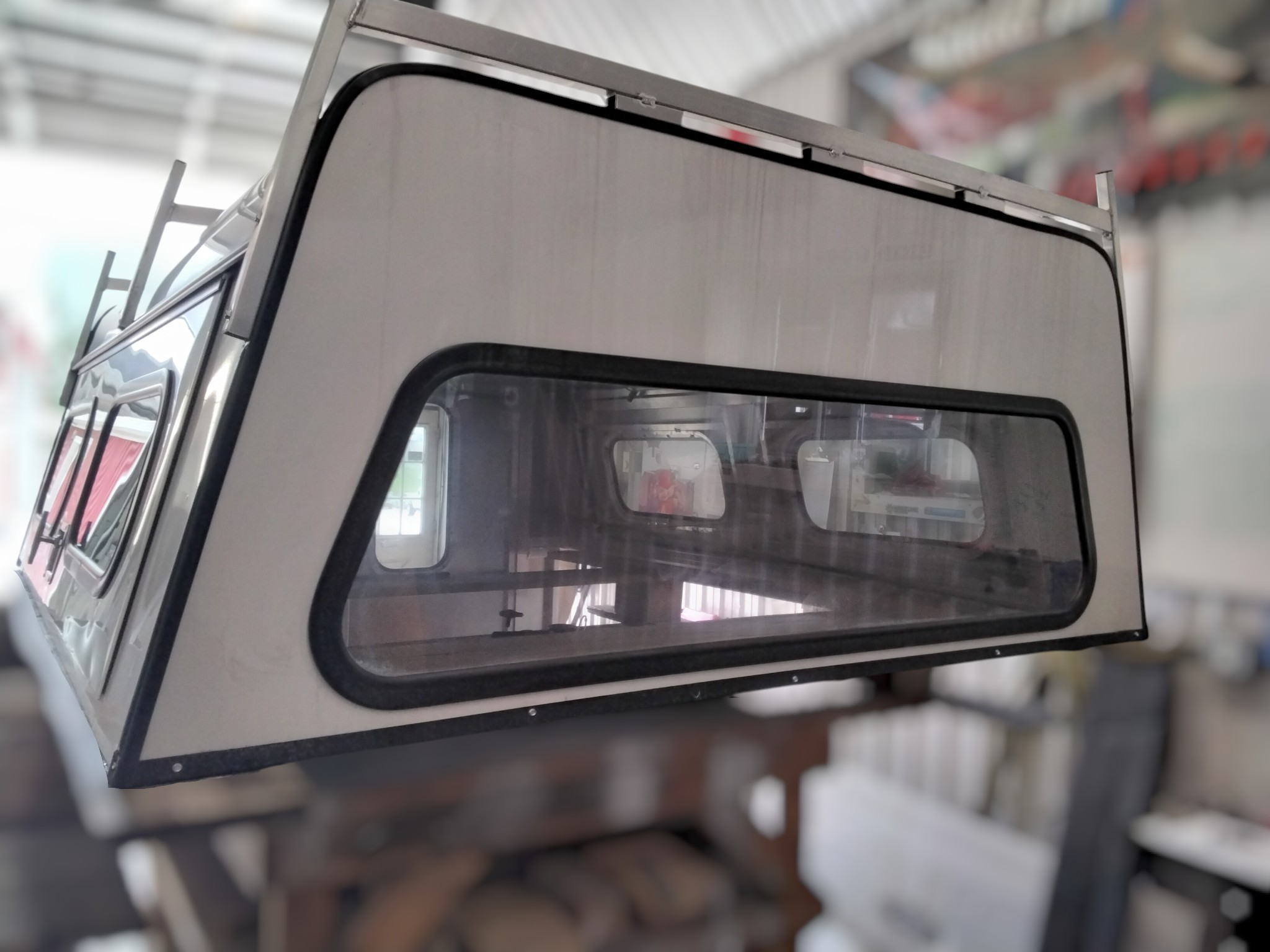 2017- 2026 Ford Superduty 6'9 White Leer Contractor Truck Cap 4 2017- 2026 Ford Superduty 6'9 White Leer Contractor Truck Cap - Image 4