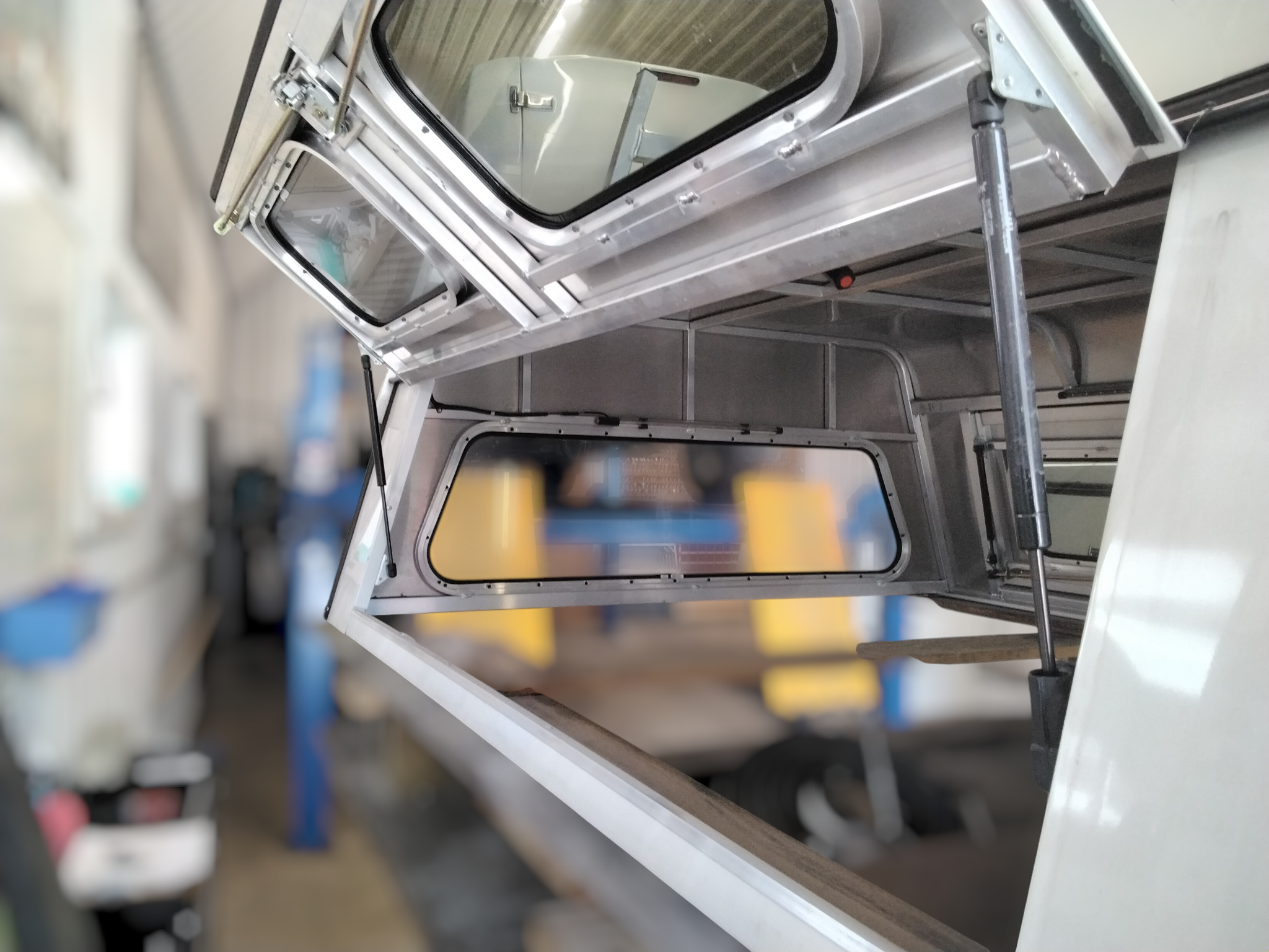 2017- 2026 Ford Superduty 6'9 White Leer Contractor Truck Cap 6 2017- 2026 Ford Superduty 6'9 White Leer Contractor Truck Cap - Image 6