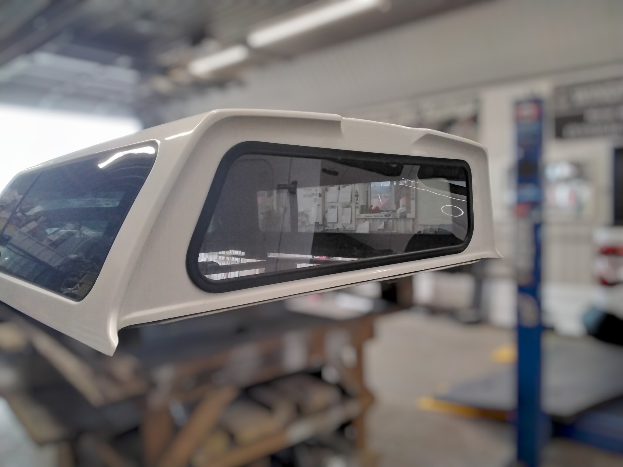 2009 - 2014 Ford F150 6'6 UG Platinum White Raider Truck Cap 4 2009 - 2014 Ford F150 6'6 UG Platinum White Raider Truck Cap - Image 4