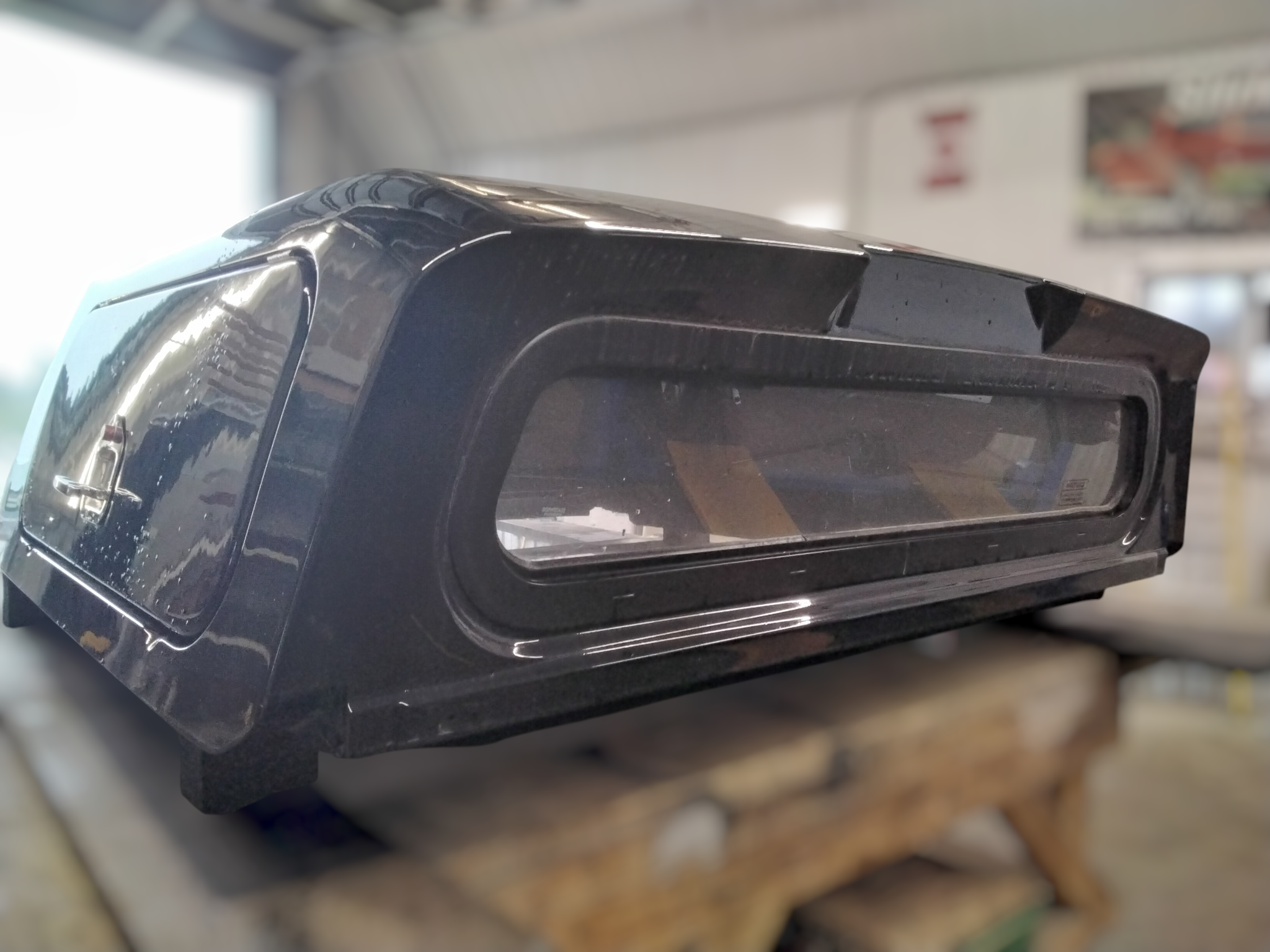 2022 - 2026 Ford Maverick 5' UM Agate Black Leer180CC Truck Cap 4 2022 - 2026 Ford Maverick 5' UM Agate Black Leer180CC Truck Cap - Image 4