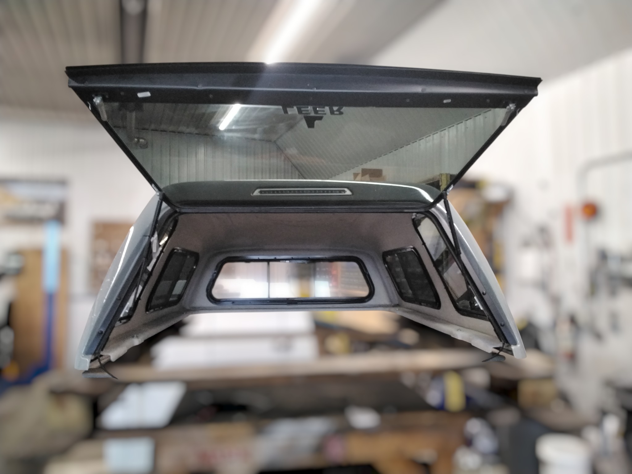 2016 - 2023 Toyota Tacoma 6'2 6X3 Urban Khaki Leer122 Truck Cap 3 2016 - 2023 Toyota Tacoma 6'2 6X3 Urban Khaki Leer122 Truck Cap - Image 3