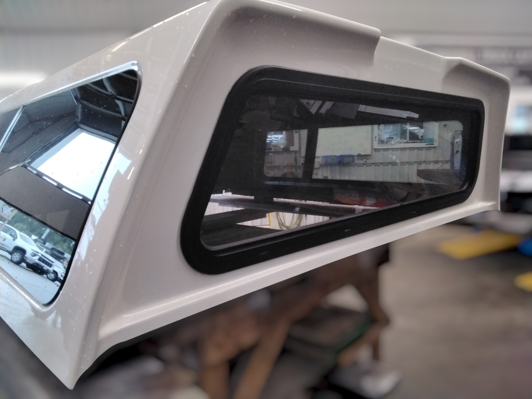Dodge Ram 5'7 PWQ Pearl White Leer100XL Truck Cap 4 Dodge Ram 5'7 PWQ Pearl White Leer100XL Truck Cap - Image 4