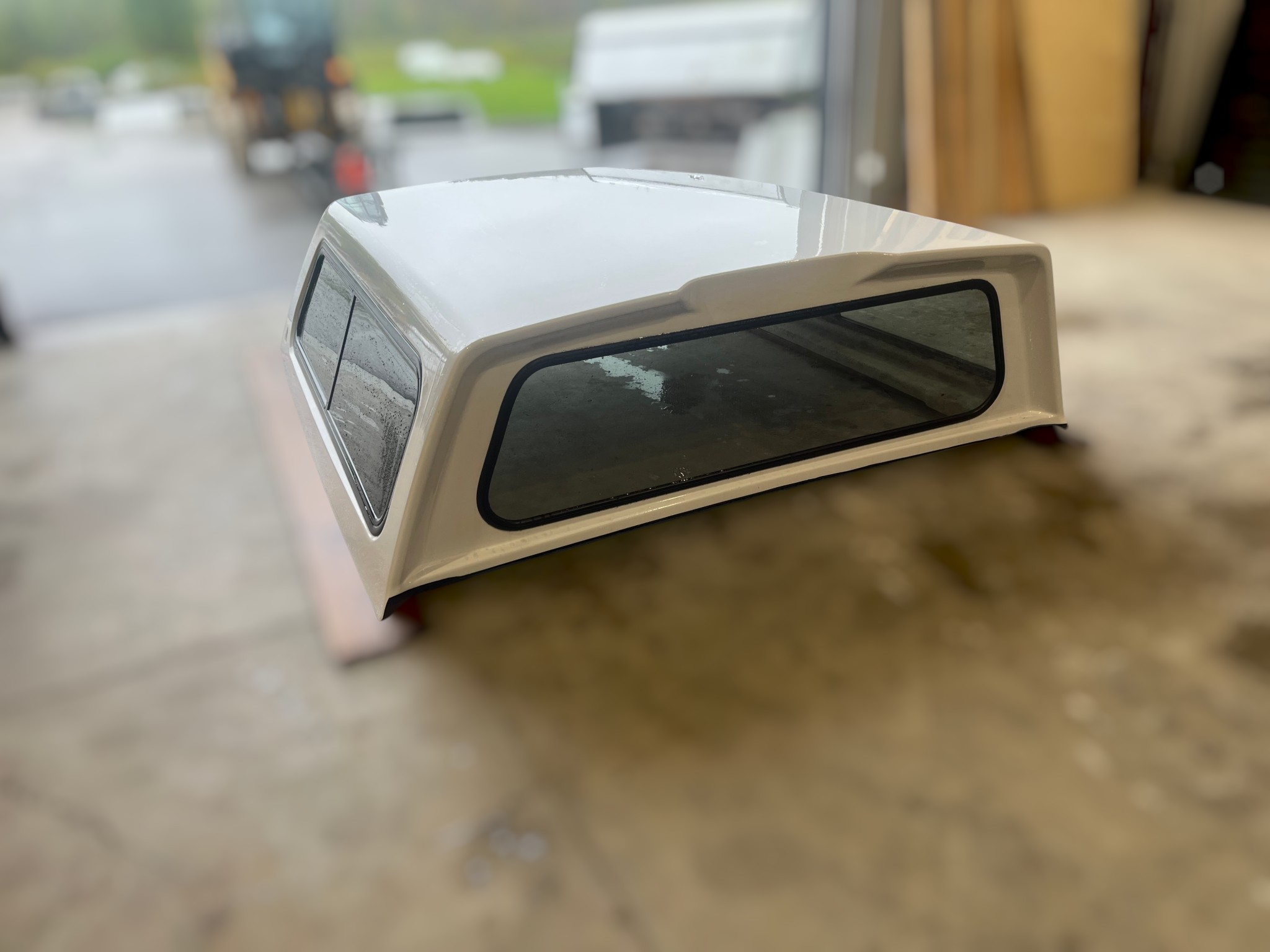 2021 - 2026 Ford F150 6'6 YZ White Leer Legend Truck Cap 3 2021 - 2026 Ford F150 6'6 YZ White Leer Legend Truck Cap - Image 3