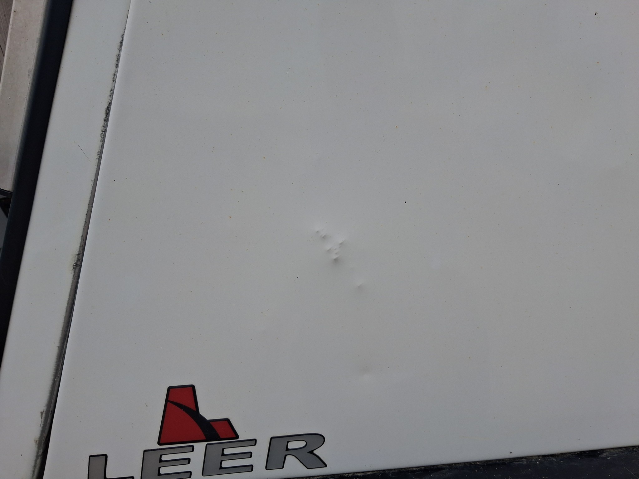 GMC Sierra or Chevrolet Silverado 1500 8' White ACC Leer Contractor Truck Cap 10 GMC Sierra or Chevrolet Silverado 1500 8' White ACC Leer Contractor Truck Cap - Image 10