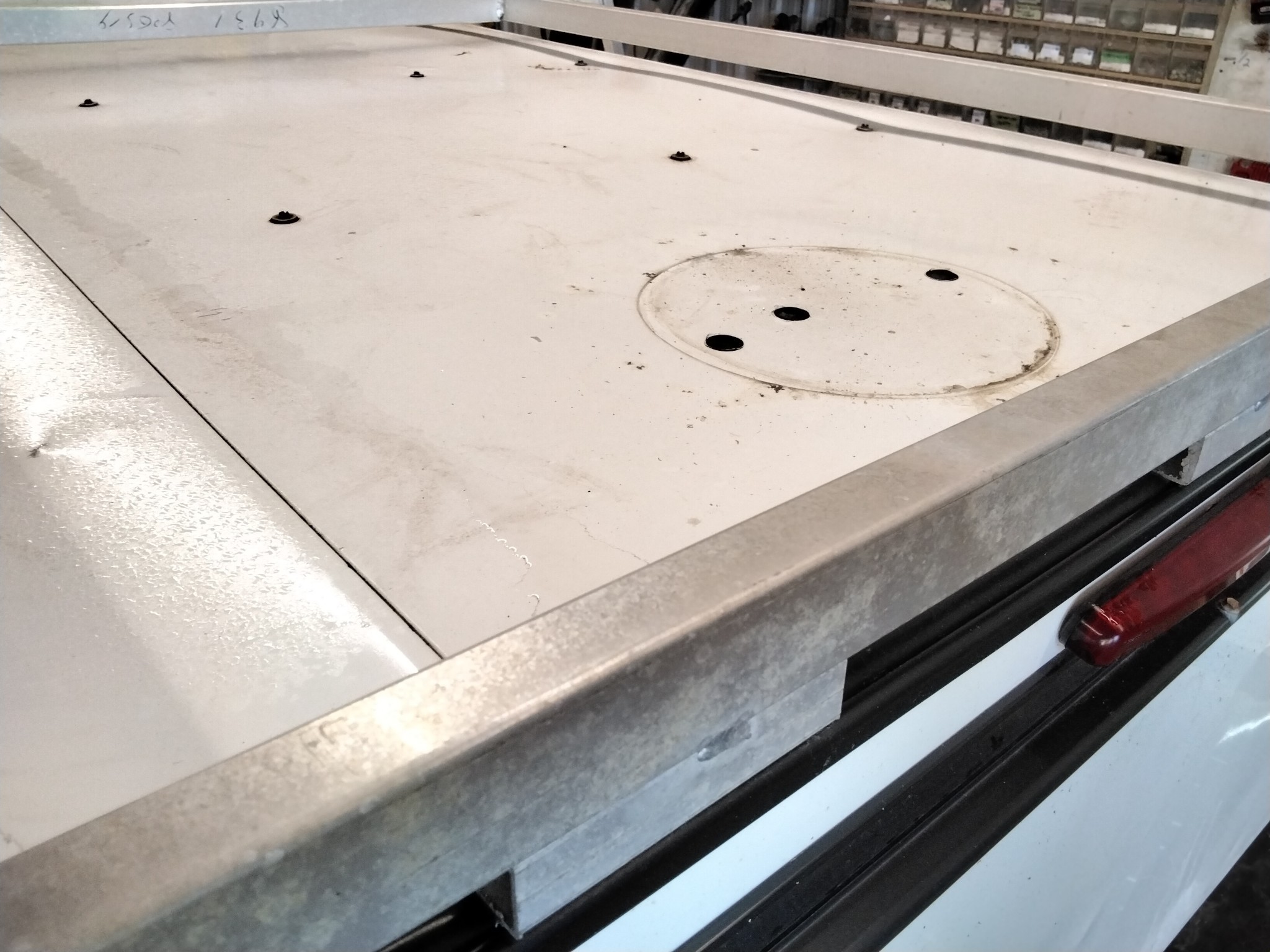 GMC Sierra or Chevrolet Silverado 1500 8' White ACC Leer Contractor Truck Cap 7 GMC Sierra or Chevrolet Silverado 1500 8' White ACC Leer Contractor Truck Cap - Image 7