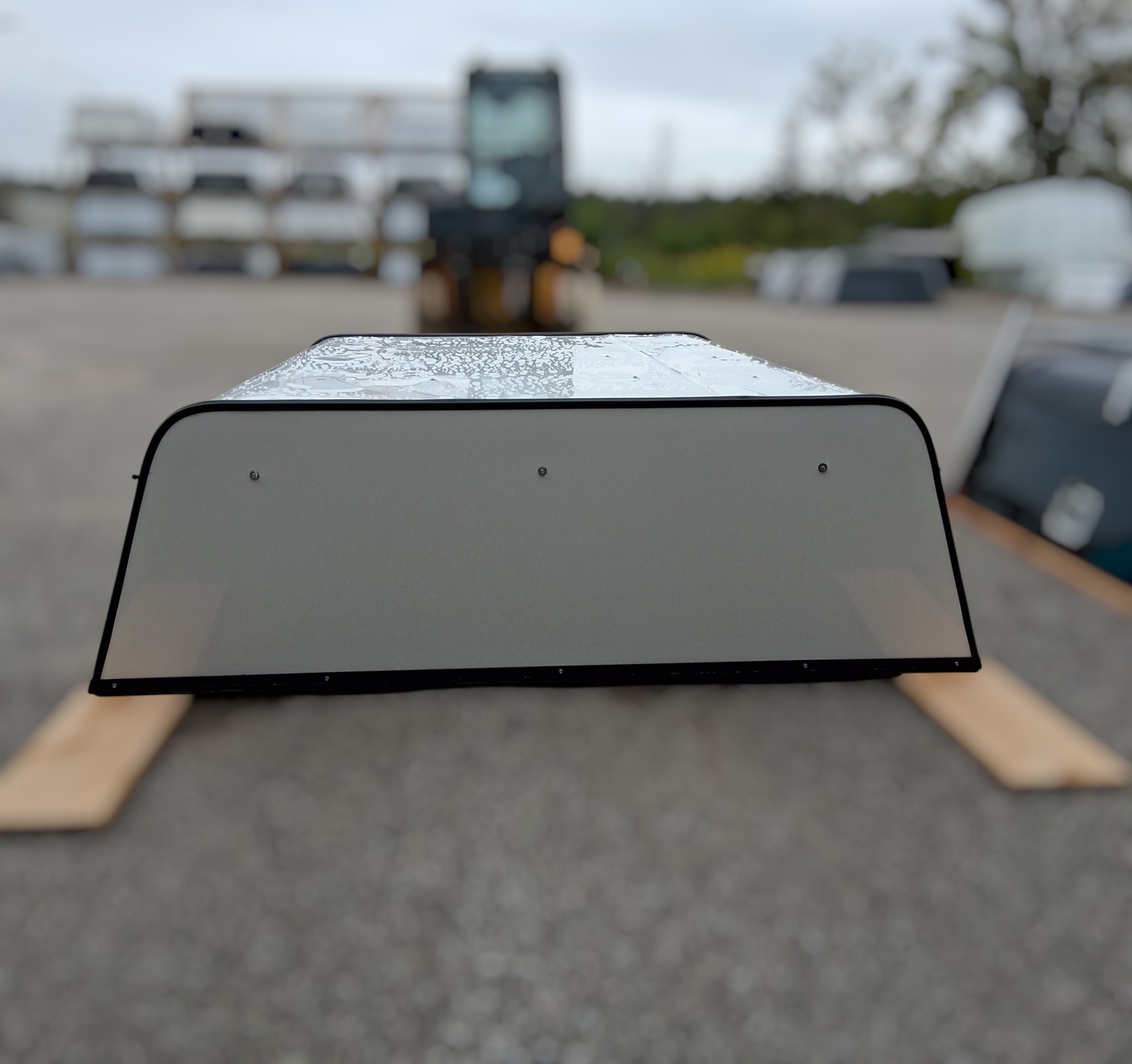 Dodge Ram 5'7 White Leer Contractor Truck Cap 3 Dodge Ram 5'7 White Leer Contractor Truck Cap - Image 3