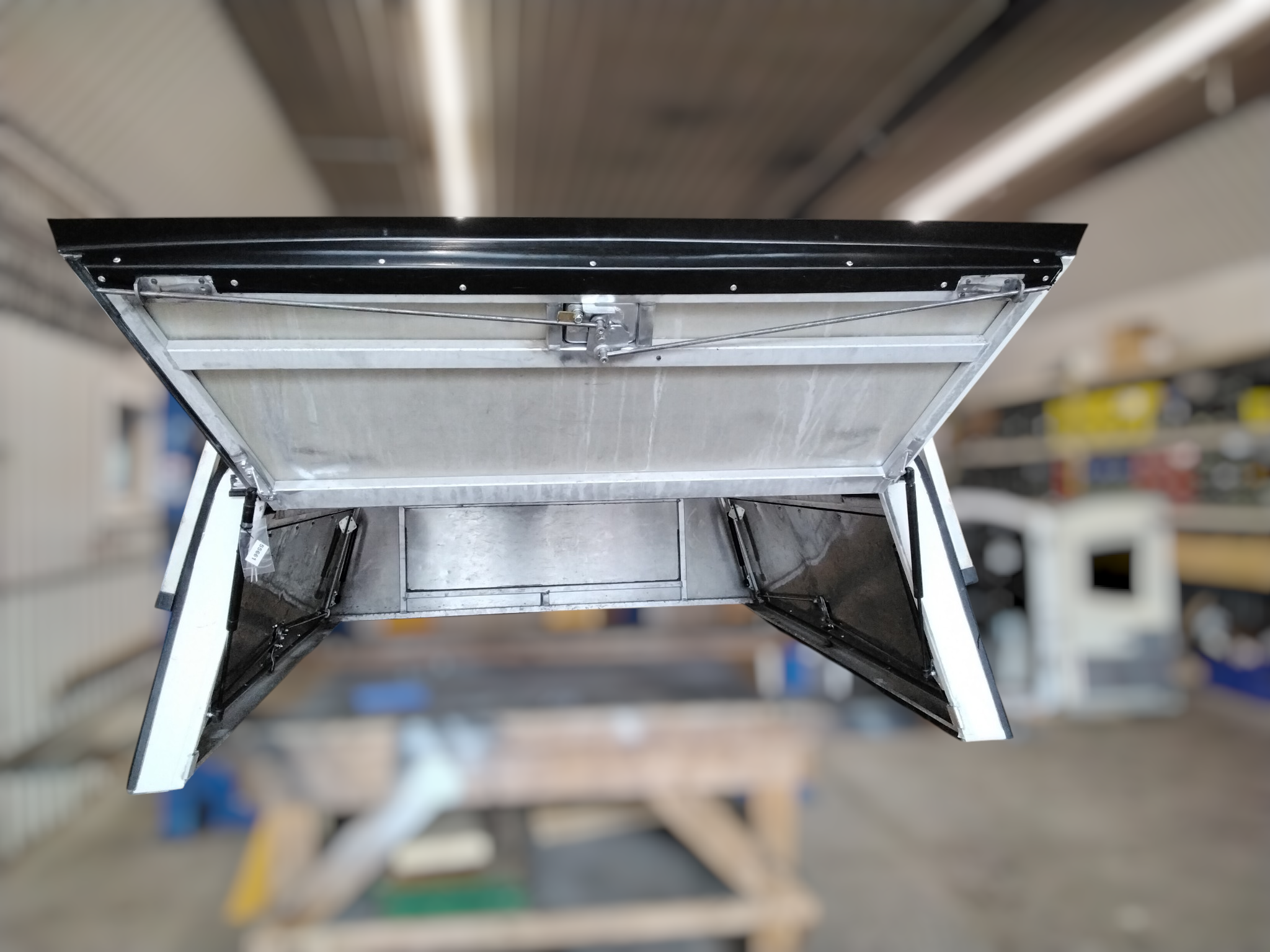 2005 - 2015 Toyota Tacoma 6'2 White Leer Contractor Truck Cap 3 2005 - 2015 Toyota Tacoma 6'2 White Leer Contractor Truck Cap - Image 3