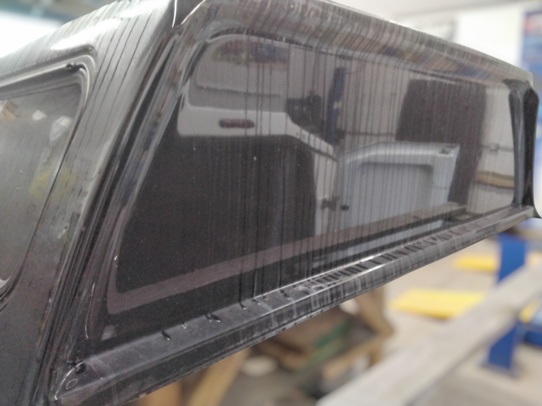 Chevrolet Silverado HD 2500/3500 6'9 GBA Black Leer100RCC Truck Cap 4 Chevrolet Silverado HD 2500/3500 6'9 GBA Black Leer100RCC Truck Cap - Image 4