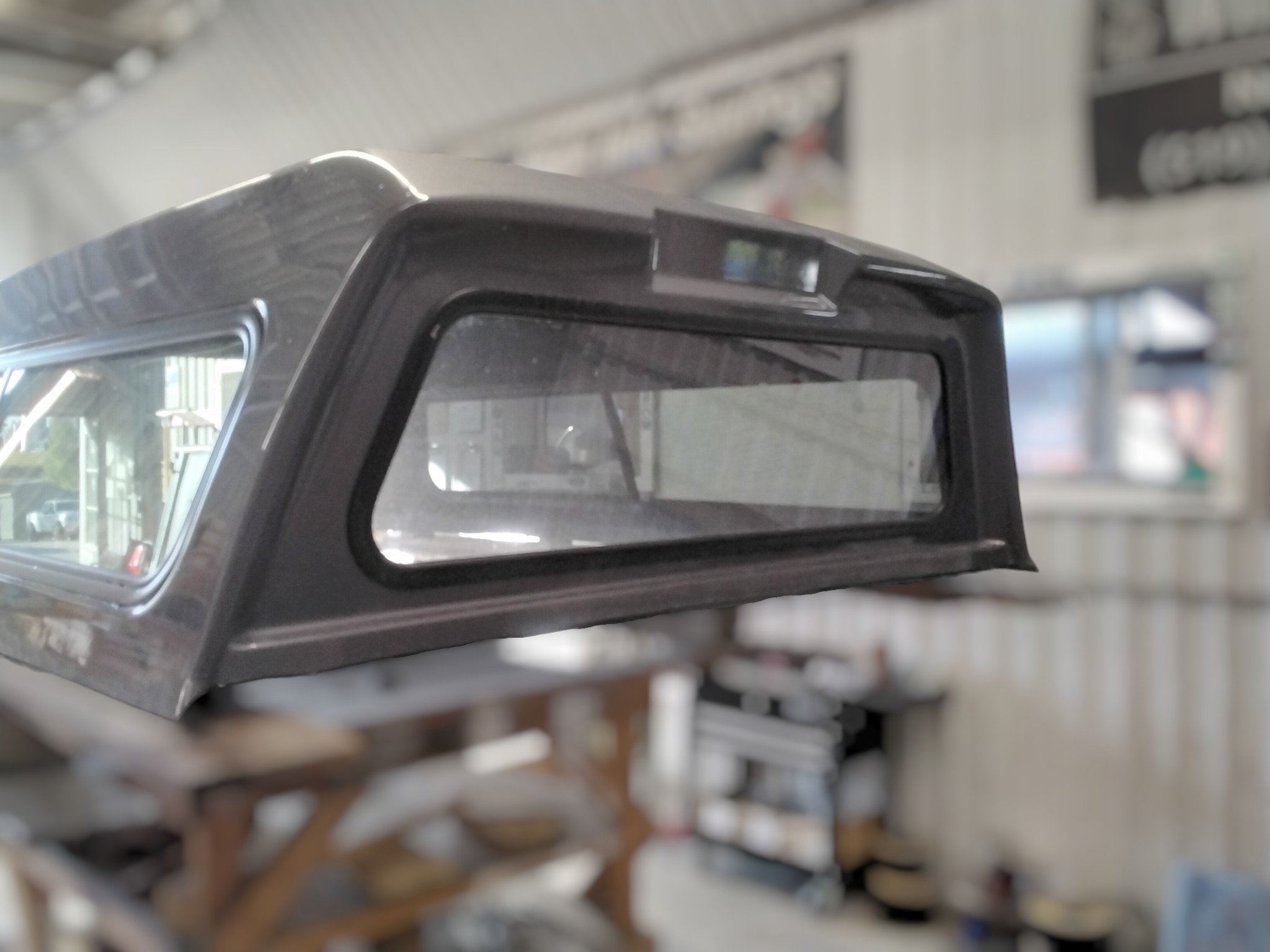 2023 - 2026 Ford Superduty 8' M7 Carbonized Grey Leer180 Truck Cap 4 2023 - 2026 Ford Superduty 8' M7 Carbonized Grey Leer180 Truck Cap - Image 4