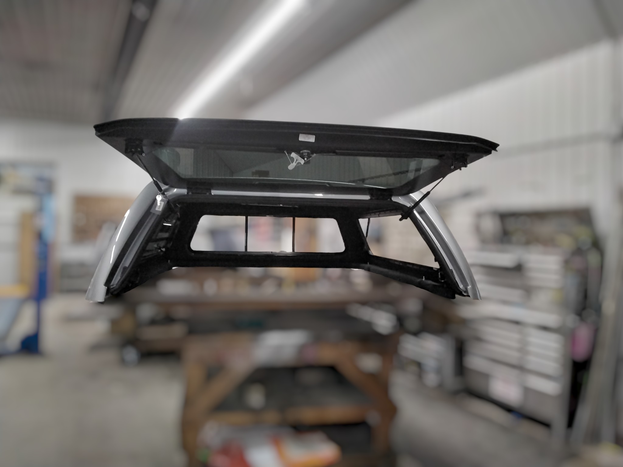 Chevrolet Silverado HD 2500/3500 6'9 GXD Sterling Grey Leer100XR Truck Cap 3 Chevrolet Silverado HD 2500/3500 6'9 GXD Sterling Grey Leer100XR Truck Cap - Image 3