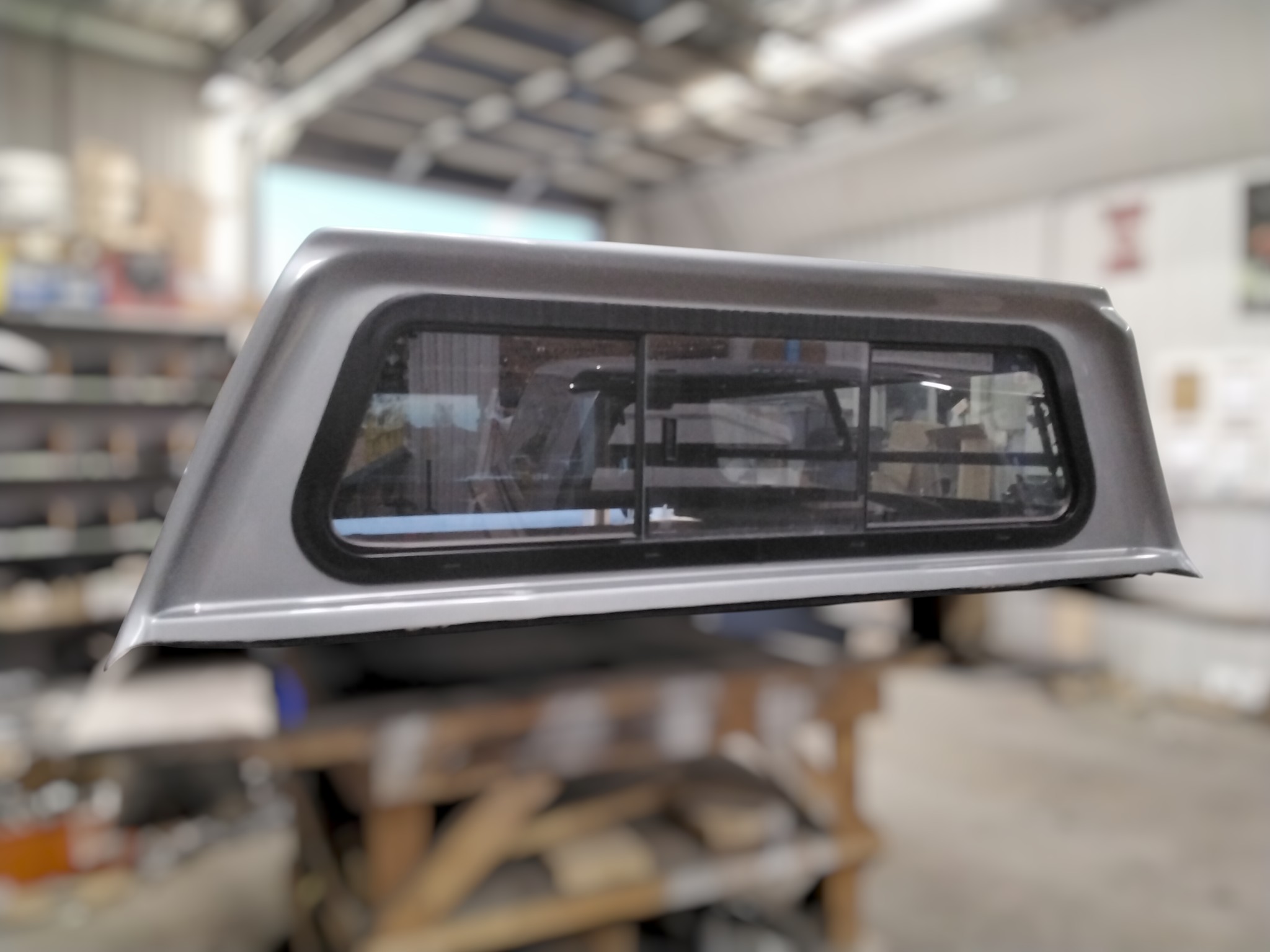 Chevrolet Silverado HD 2500/3500 6'9 GXD Sterling Grey Leer100XR Truck Cap 4 Chevrolet Silverado HD 2500/3500 6'9 GXD Sterling Grey Leer100XR Truck Cap - Image 4