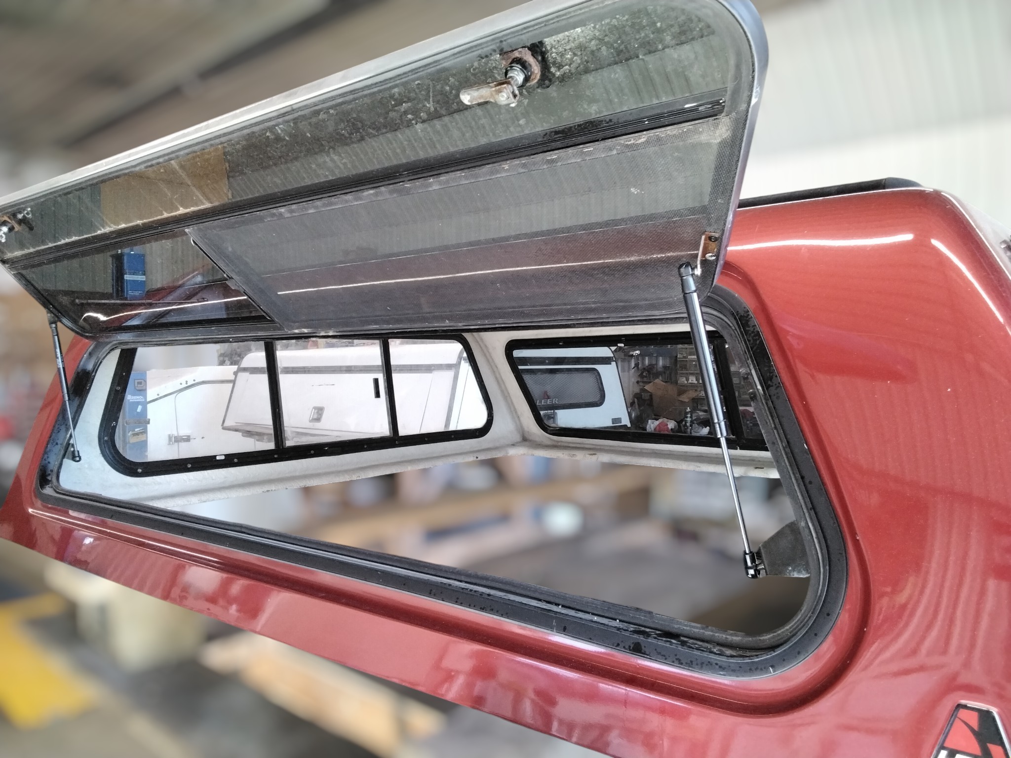 2009 - 2014 Ford F150 6'6 U6 Candy Red Leer100XR Truck Cap 7 2009 - 2014 Ford F150 6'6 U6 Candy Red Leer100XR Truck Cap - Image 7