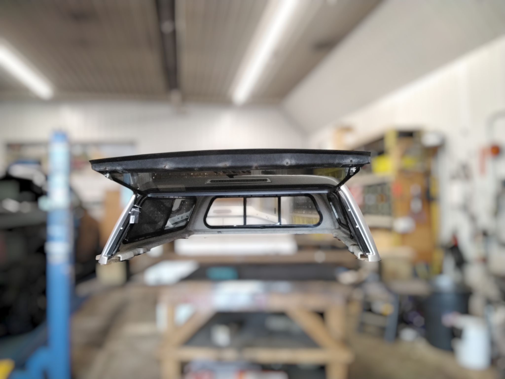 2016 - 2023 Toyota Tacoma 6'2 1D6 Silver Sky Leer100R Truck Cap 3 2016 - 2023 Toyota Tacoma 6'2 1D6 Silver Sky Leer100R Truck Cap - Image 3