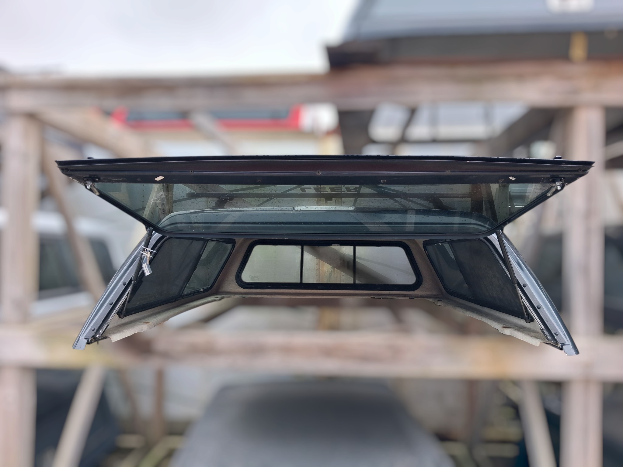 2014 - 2021 Toyota Tundra 6'6 1G3 Magnetic Grey Leer100R Truck Cap 3 2014 - 2021 Toyota Tundra 6'6 1G3 Magnetic Grey Leer100R Truck Cap - Image 3