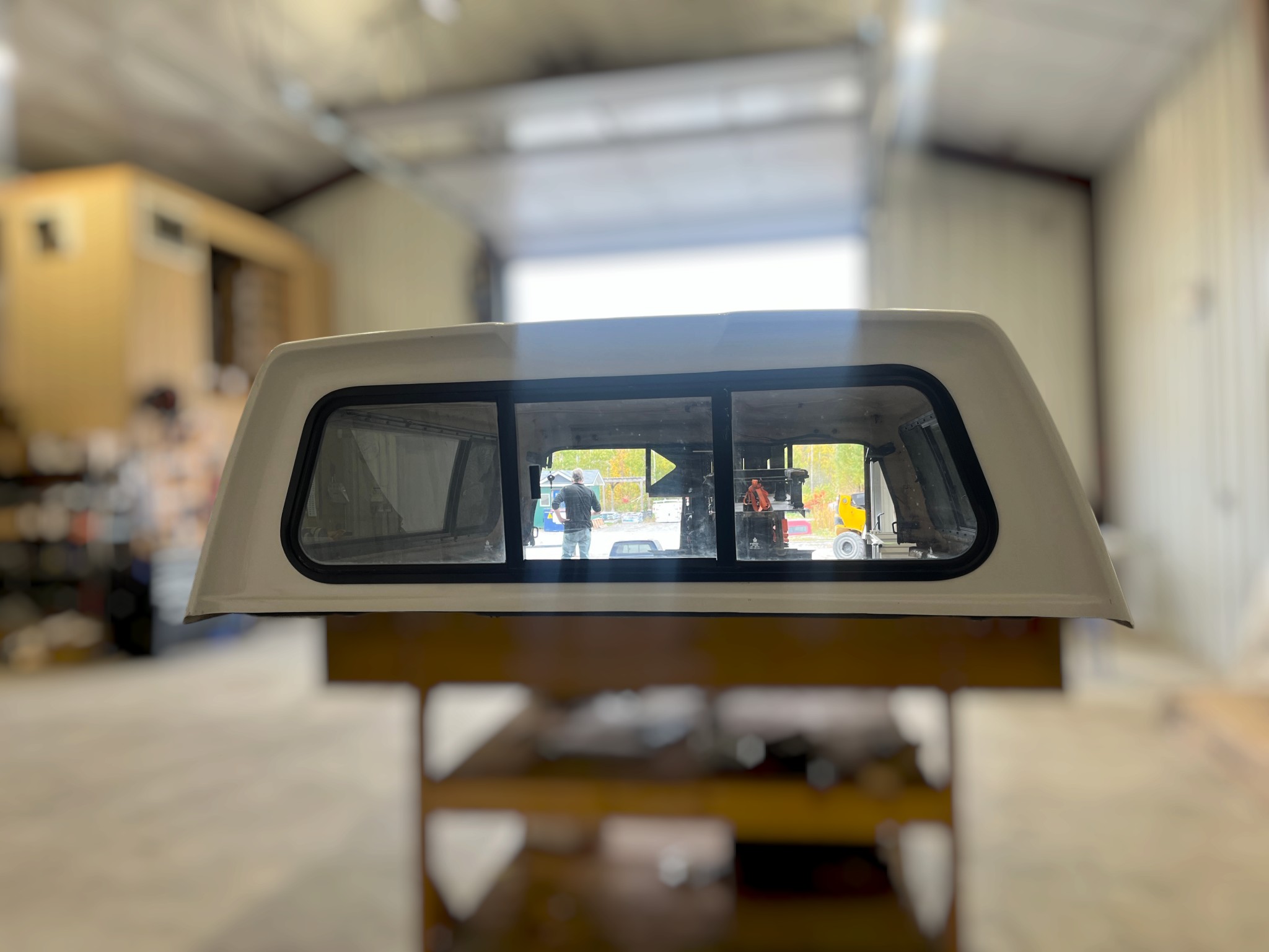 Dodge Ram 6'4 PW7 Bright White Leer100XL Truck Cap 4 Dodge Ram 6'4 PW7 Bright White Leer100XL Truck Cap - Image 4
