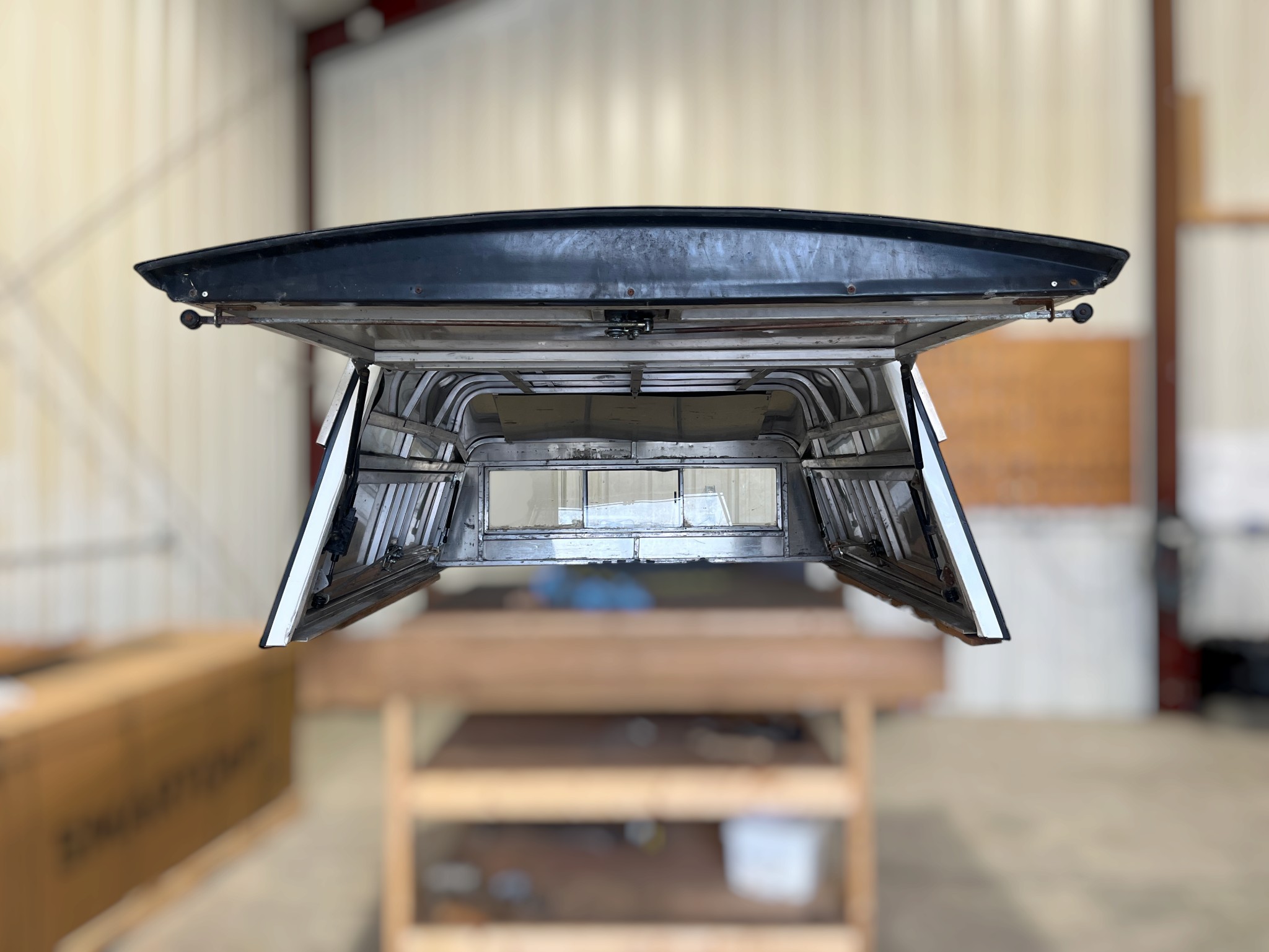 Dodge Ram 6'4 White Leer Contractor Truck Cap 4 Dodge Ram 6'4 White Leer Contractor Truck Cap - Image 4