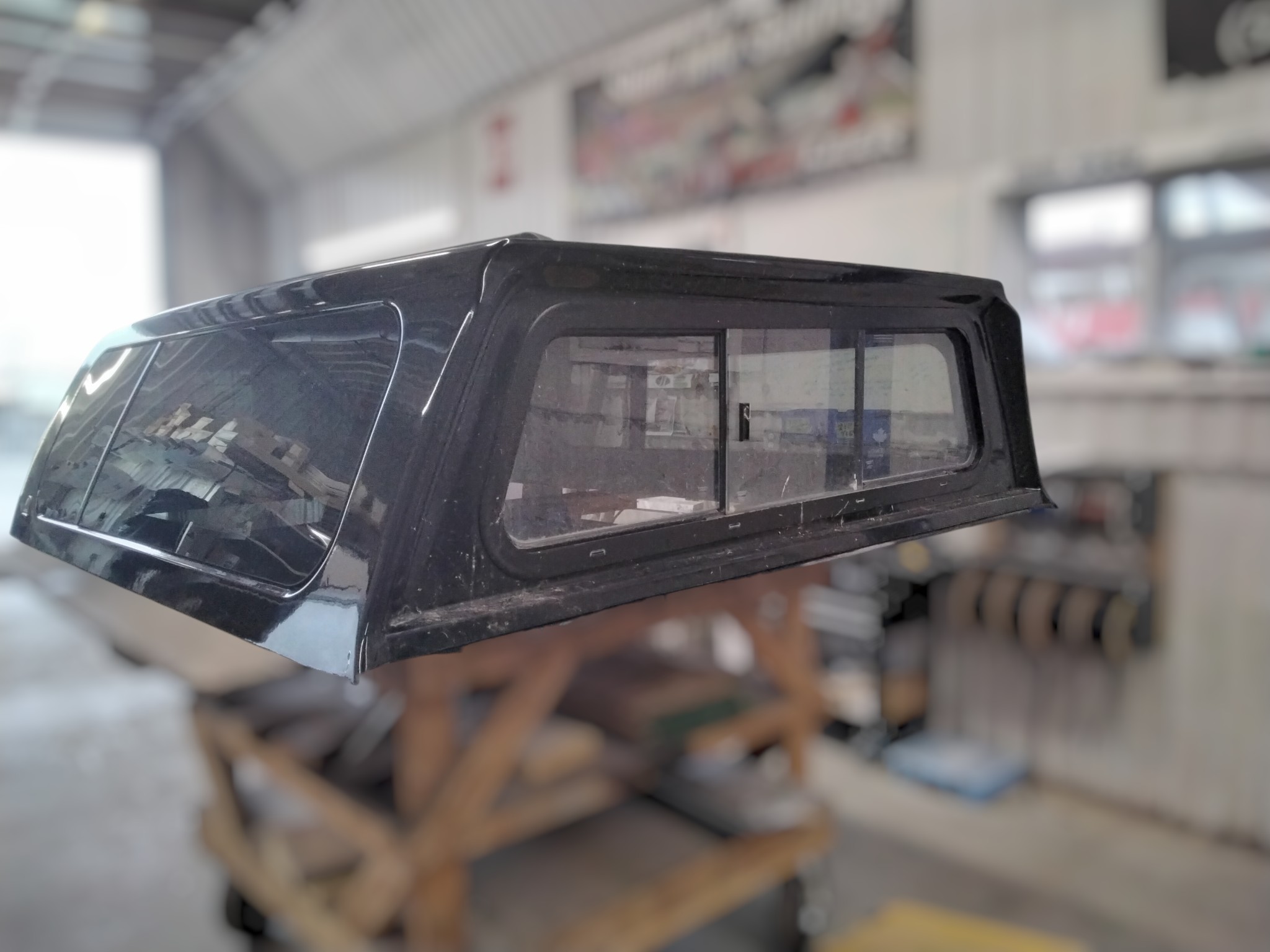 2020 - 2027 GMC Sierra HD 2500/3500 6'9 Black Leer100XL Truck Cap 4 2020 - 2027 GMC Sierra HD 2500/3500 6'9 Black Leer100XL Truck Cap - Image 4