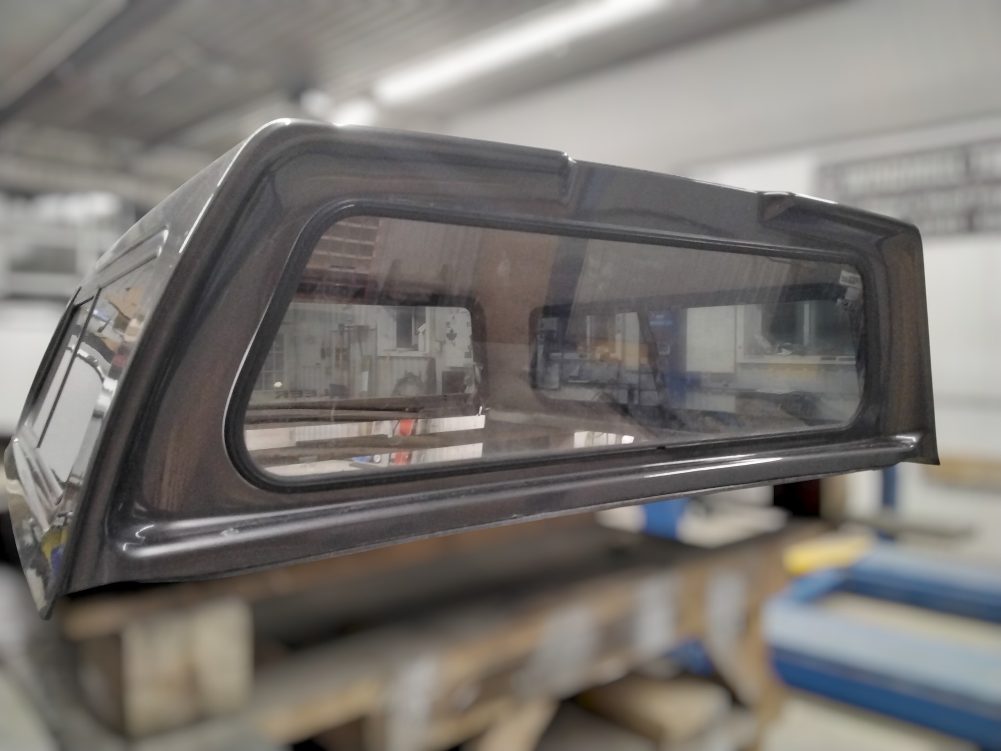 2019 - 2027 Dodge Ram 5'7 New Body Style Grey Leer Legend Truck Cap 4 2019 - 2027 Dodge Ram 5'7 New Body Style Grey Leer Legend Truck Cap - Image 4