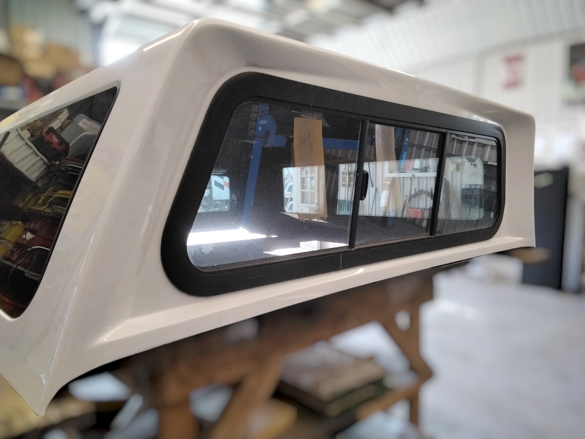 2015 - 2020 Ford F150 5'6 UG Platinum White Z Series ARE Truck Cap 4 2015 - 2020 Ford F150 5'6 UG Platinum White Z Series ARE Truck Cap - Image 4