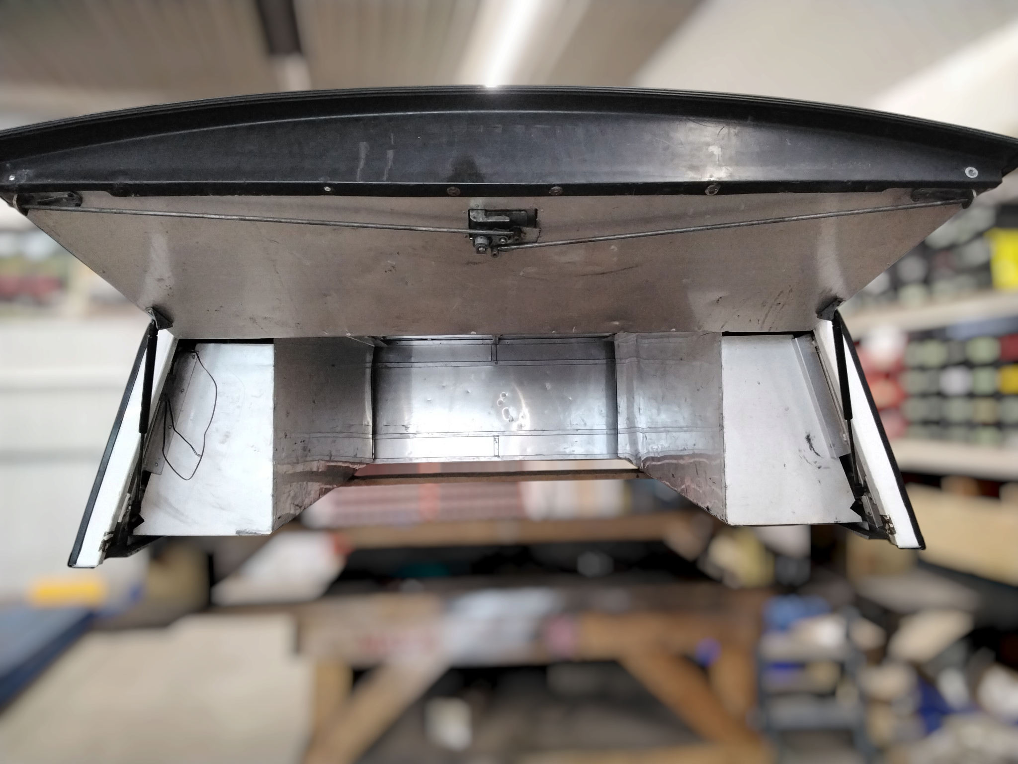 Dodge Ram 6'4 White Leer ACC Contractor Truck Cap 3 Dodge Ram 6'4 White Leer ACC Contractor Truck Cap - Image 3