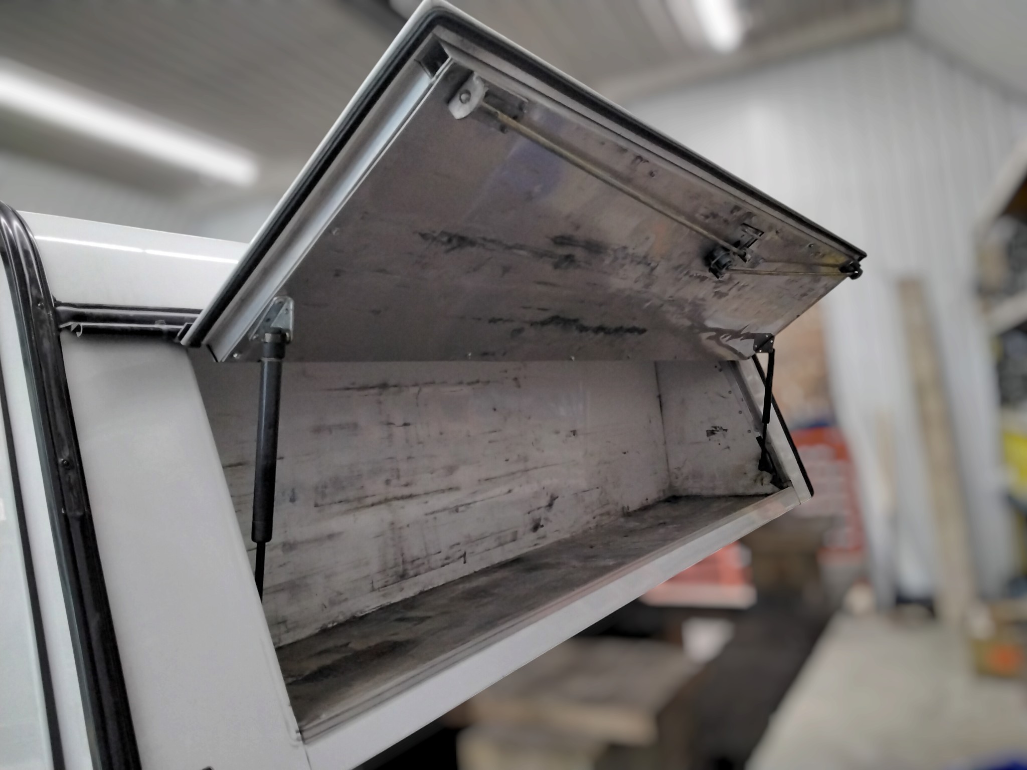 Dodge Ram 6'4 White Leer ACC Contractor Truck Cap 5 Dodge Ram 6'4 White Leer ACC Contractor Truck Cap - Image 5