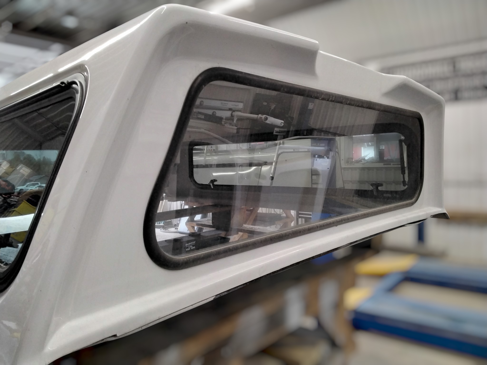 2021 - 2027 Ford F150 6'6 White Leer 100XL Truck Cap 6 2021 - 2027 Ford F150 6'6 White Leer 100XL Truck Cap - Image 6
